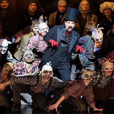 Szenenbild Die Nacht vor Weihnachten: Personen mit d&auml;monischen Masken