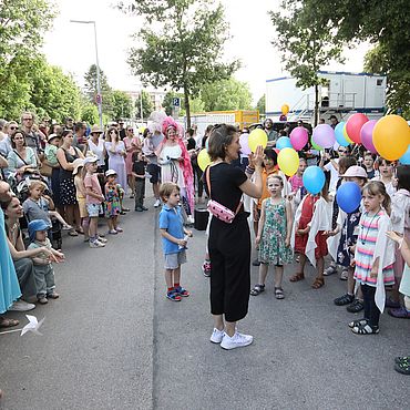 Kinder bei einem Straßenfest