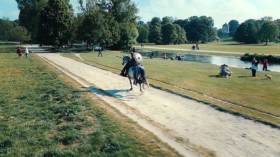 Eine Walk&uuml;re reitet durch den Englische Garten