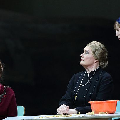 Jenůfa: Sally Matthews (Jenůfa), Karita Mattila (K&uuml;sterin Buryja), Hannah Schwarz (Die alte Buryja)