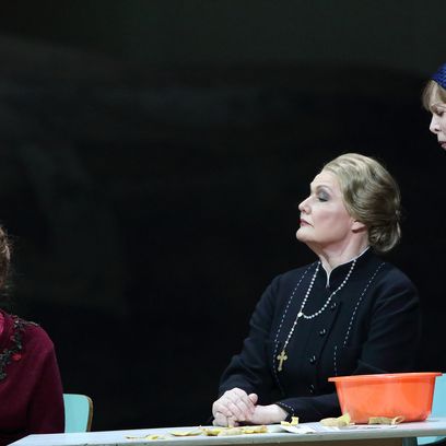 Jenůfa: Sally Matthews (Jenůfa), Karita Mattila (Küsterin Buryja), Hannah Schwarz (Die alte Buryja)