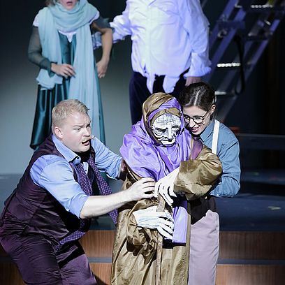 Brenden Gunnell (H&uuml;on von Bordeaux), Rachael Wilson (Fatime), Johannes Kammler (Scherasmin) und Manuela Linshalm (Puppenspielerin)