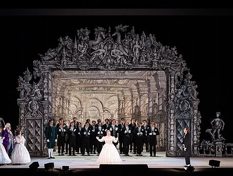 Szene aus La Cenerentola, Personen in Ballkleidern und Anzügen