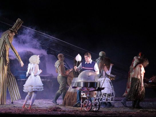 Anna El-Khashem (Esmeralda), Wolfgang Ablinger-Sperrhacke (Wenzel), Bühnenmusiker und Statisterie der Bayerischen Staatsoper