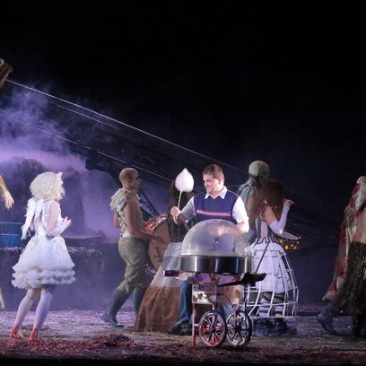 Anna El-Khashem (Esmeralda), Wolfgang Ablinger-Sperrhacke (Wenzel), Bühnenmusiker und Statisterie der Bayerischen Staatsoper