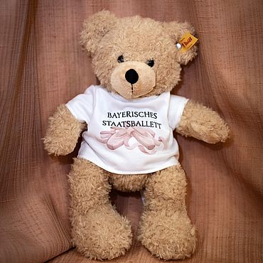 Foto eines Plüsch-Teddy mit einem T-Shirt des Bayerischen Staatsballetts