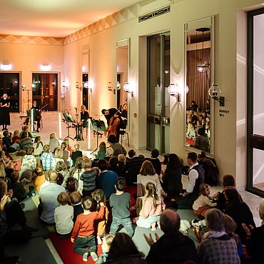 Kinder beobachten das Konzert