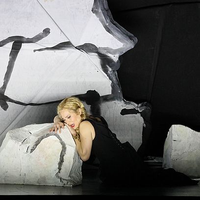 Szene Parsifal: Eine Frau weint auf einem Stein