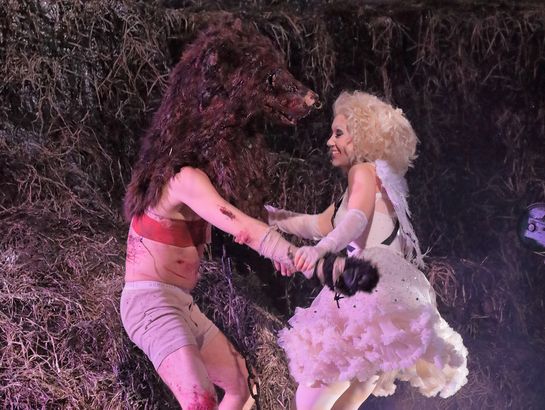 Anna El-Khashem (Esmeralda) und Statisterie der Bayerischen Staatsoper