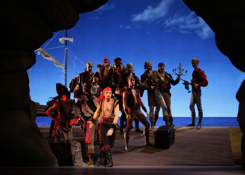 Le Corsaire. Alen Bottaini, Ensemble (Foto Wilfried Hösl)