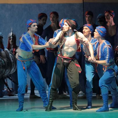 Raymonda: Jonah Cook (Abderakhman), Ensemble, © Wilfried Hösl