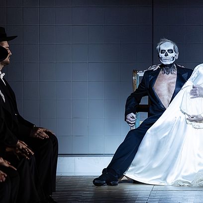 Szenenbild Salome: Salome im Brautkleid tanzt mit dem Tod