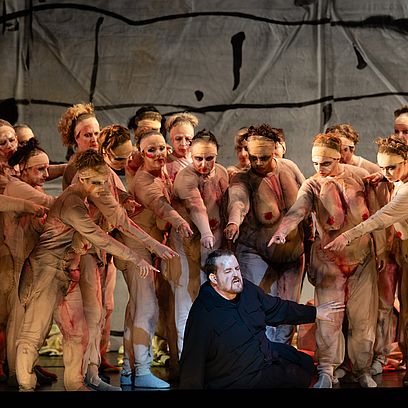 Szene Parsifal: Ein Mann umringt von nackten Menschen, die verurteilend auf ihn zeigen