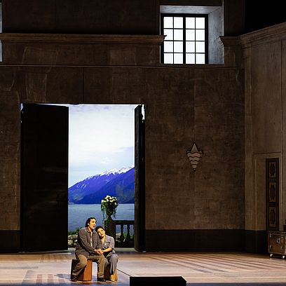 Szene Tosca: Ein Liebespaar umarmt sich auf der B&uuml;hne