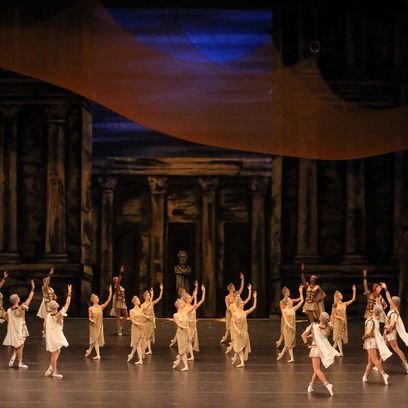 SPARTACUS - Ensemble (Foto: © Wilfried Hösl)