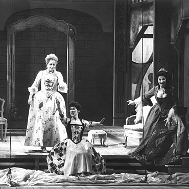 Daphne Evangelatos als Beatrice in NEUGIERIGE FRAUEN (1989, Foto: Sabine Toepffer)
