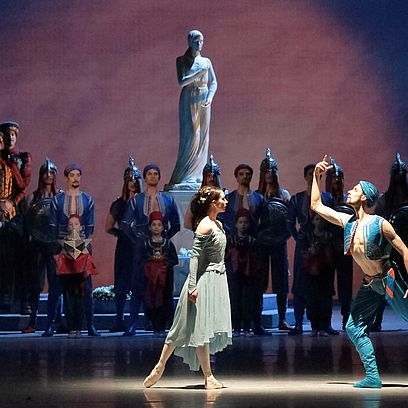 Raymonda: Ksenia Ryzhkova (Raymonda), Jonah Cook (Abderakhman), &copy; Wilfried H&ouml;sl