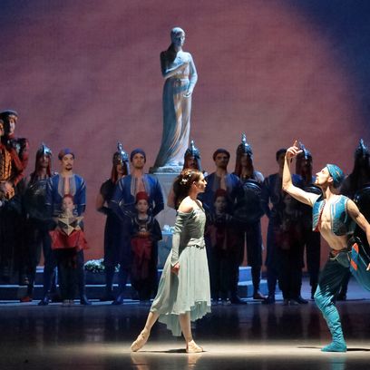 Raymonda: Ksenia Ryzhkova (Raymonda), Jonah Cook (Abderakhman), © Wilfried Hösl