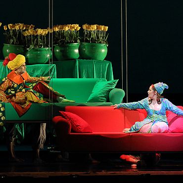 Szenenbild Die Entf&uuml;hrung aus dem Serail: Ein Mann und eine Frau sitzen auf schwebenden Sofas