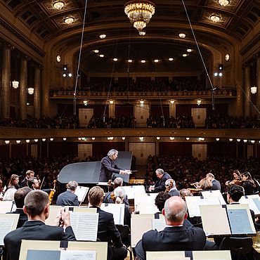 Vladimir Jurowski mit Orchester in Wien