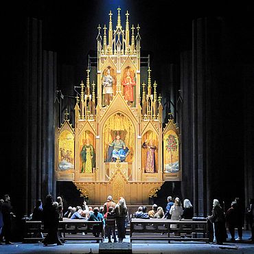 Szenenbild Das Rheingold: Die G&ouml;tter stehen in einem goldenen Altar