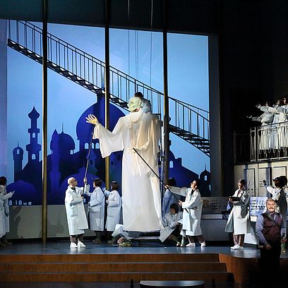 Brenden Gunnell (H&uuml;on von Bordeaux), Puppenspieler und Extrachor der Bayerischen Staatsoper