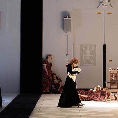 Szene Of One Blood: Elizabeth beobachtet Mary, die ein Kind im Arm h&auml;lt
