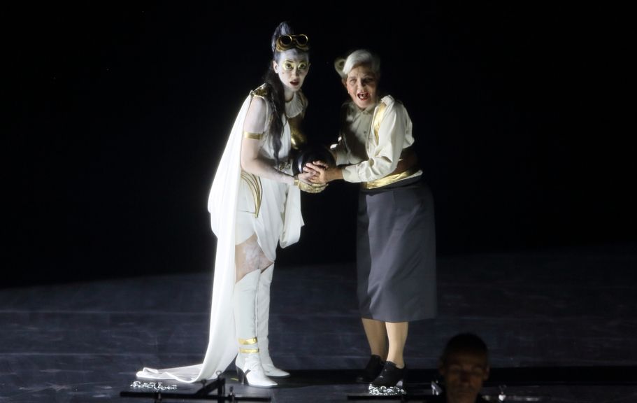 Mauerschau: Leela Subramaniam (Penthesileas hoher Schatten), Hildegard Schmahl (Botin)