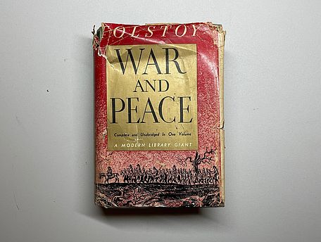 WARUM SPIELEN WIR KRIEG UND FRIEDEN?