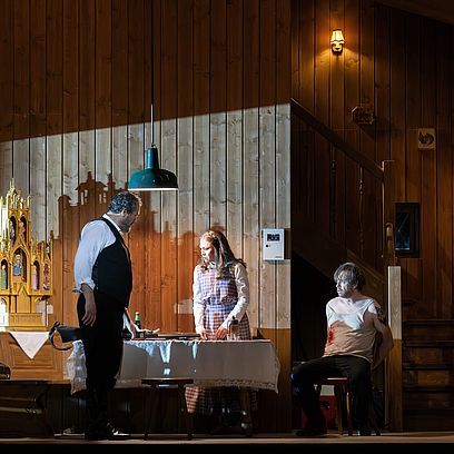 Hunding, Siegmund, and Sieglinde in a hut. 