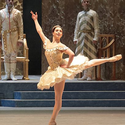 Raymonda: Ksenia Ryzhkova (Raymonda), &copy; Wilfried H&ouml;sl
