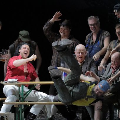 Günther Groissböck (Kezal) und Chor der Bayerischen Staatsoper