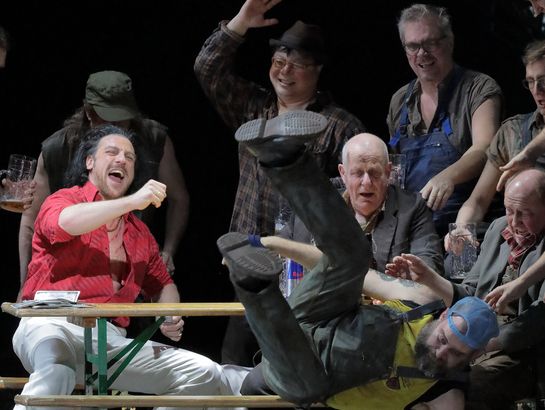 Günther Groissböck (Kezal) und Chor der Bayerischen Staatsoper