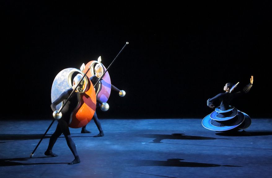 Das Triadische Ballett. Nagisa Hatano, Alexander, Bennett, Nicholas Losada (Foto:Wilfried Hösl)