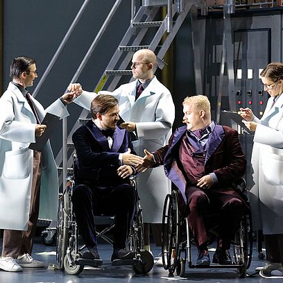 Daniel Frantisek Kamen (Puppenspieler), Johannes Kammler (Scherasmin), Sebastian Mock (Puppenspieler), Brenden Gunnell (H&uuml;on von Bordeaux) und Manuela Linshalm (Puppenspielerin)