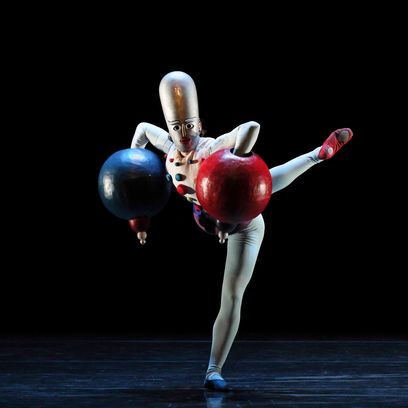 Das Triadische Ballett_5_Kugelhände_Tyler Robinson_©Marie-Laure Briane.jpg