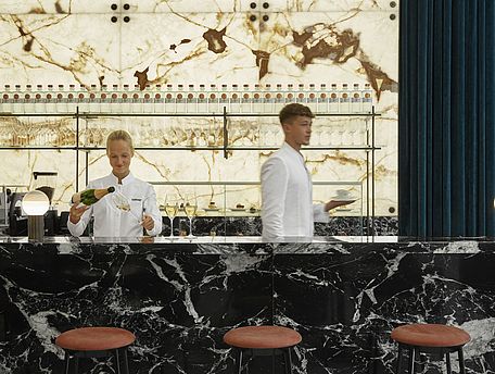 Zwei Barkeeper in der Rheingoldbar