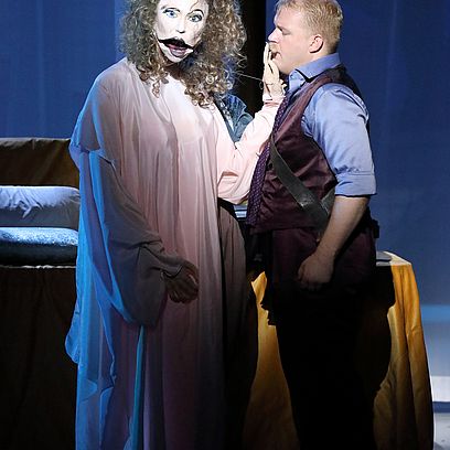 Brenden Gunnell (H&uuml;on von Bordeaux) mit Puppe Roschana