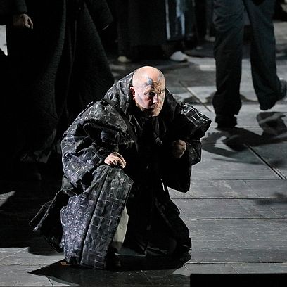 Szene Parsifal: Ein Mann kniet auf der B&uuml;hne