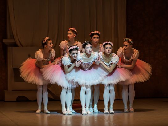 COPPÉLIA: Ksenia Ryzhkova (Swanilda), Ensemble c) S. Gherciu