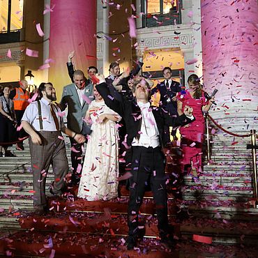 Premierenapplaus auf den Stufen des Nationaltheaters