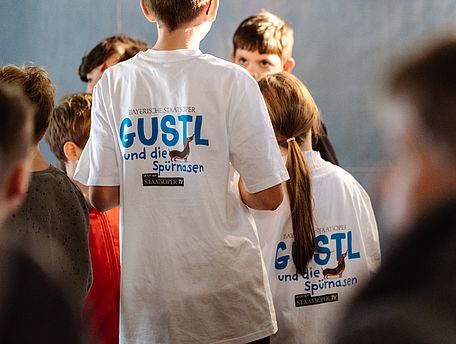 Foto eines Rückens mit einem Gustl-T-Shirt
