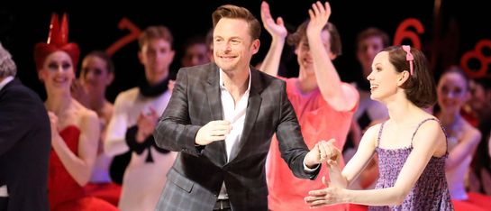 [Translate to English:] Alice im Wunderland, Christopher Wheeldon mit Maria Shirinkina, Premierenapplaus 2017-04-03 c) W. Hösl