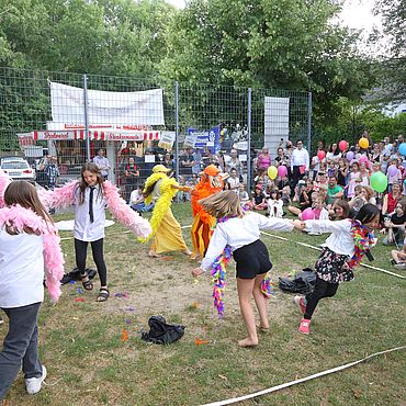 Kinder bei einem Straßenfest