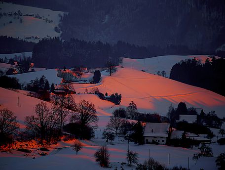 Sonnenuntergang &uuml;ber Schneelandschaft