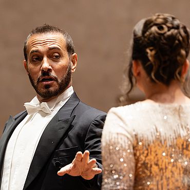 FIGARO: E. SCHROTT, J. HARVEY