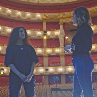 Rua mit Ensemblesängerin Mirjam Mesak auf der Bühne des Nationaltheaters