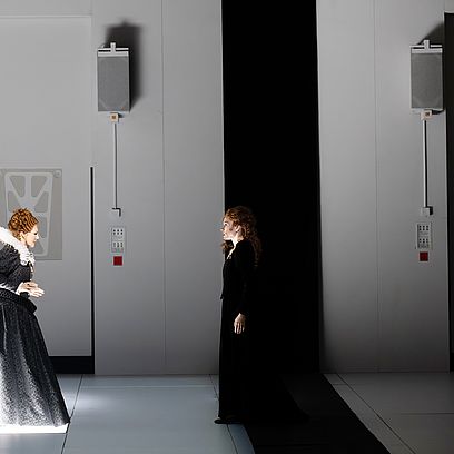 Szene Of One Blood: Mary &uuml;bertritt eine schwarze Trennlinie auf die B&uuml;hnenseite von Elizabath
