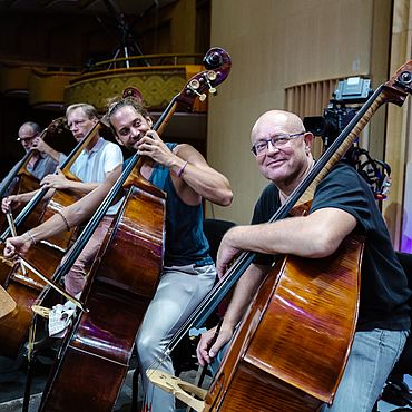 Musiker:innen hinter der B&uuml;hne