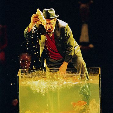 Szene Rheingold: Ein Mann (Alberich) stiehlt das Rheingold